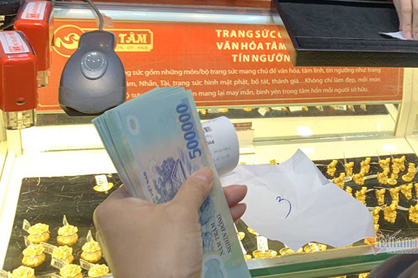 Giá vàng hôm nay 1/3: Nín thở chờ đàm phán, vàng biến động dữ dội-3