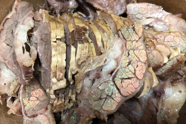 Đi ăn thấy miếng thịt ánh lên 7 sắc cầu vồng, nhiều người sợ hãi vứt bỏ nhưng sự thật lại khiến ngỡ ngàng-1