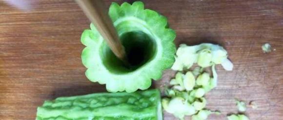 Mướp đắng nhồi chuối, cách làm vừa đơn giản, vừa làm đẹp, vừa thơm ngon! Ai cần giảm cân thử xem sao-2