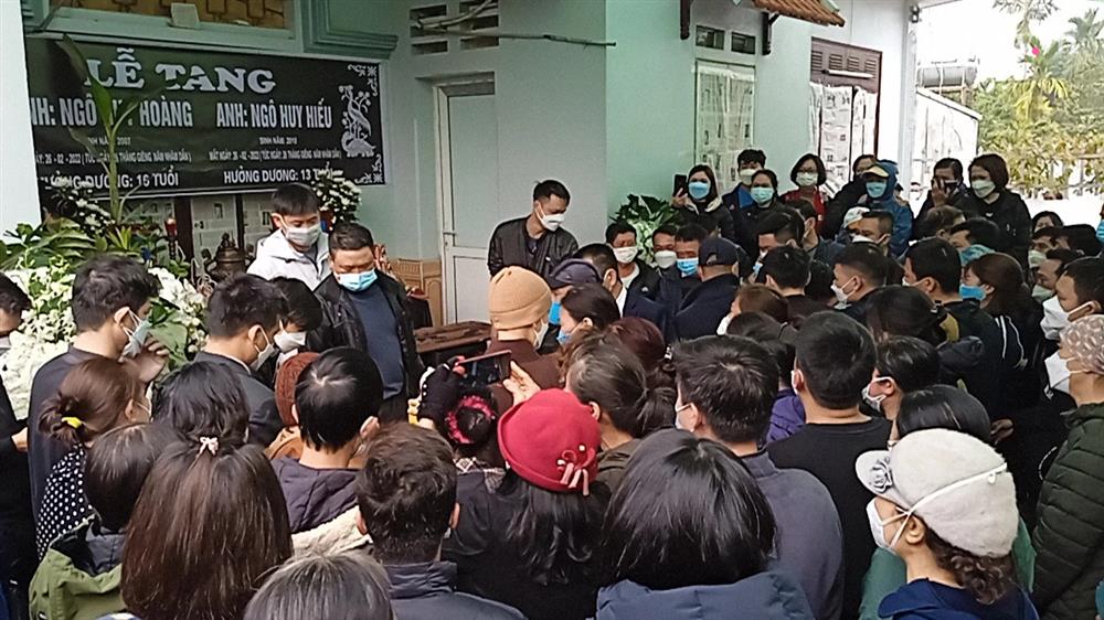 Vụ chìm ca nô ở Hội An: Quặn lòng giây phút đón thi thể 2 cháu bé về với quê nhà Hà Nội sau chuyến du lịch định mệnh-3