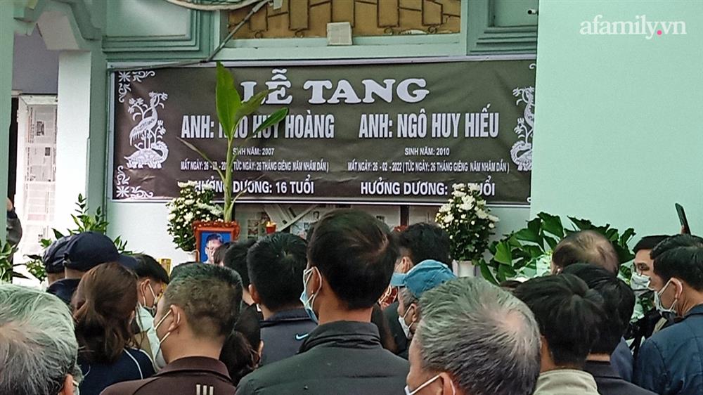 Vụ chìm ca nô ở Hội An: Quặn lòng giây phút đón thi thể 2 cháu bé về với quê nhà Hà Nội sau chuyến du lịch định mệnh-4