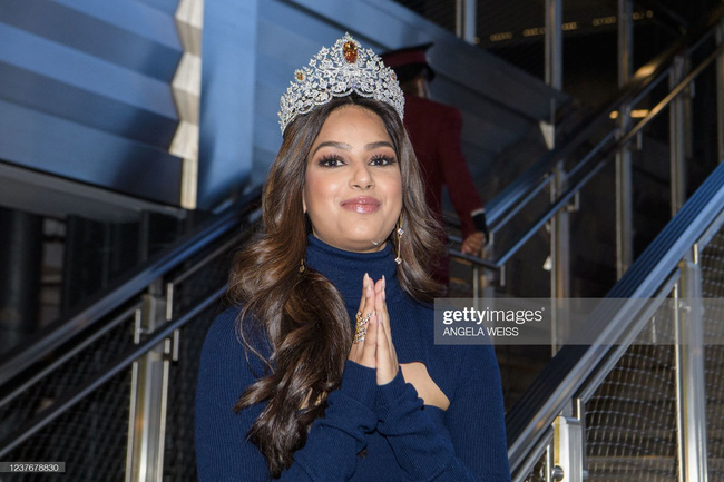 Miss Universe 2022 cứ mải miết diện những kiểu váy áo dìm dáng và lòi hết mỡ thừa-8