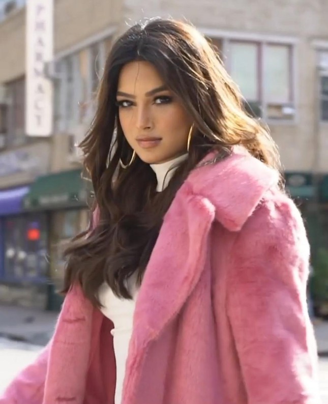 Miss Universe 2022 cứ mải miết diện những kiểu váy áo dìm dáng và lòi hết mỡ thừa-9