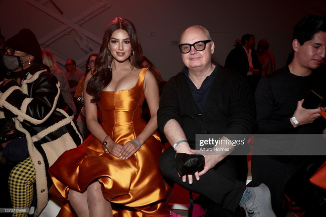 Miss Universe 2022 cứ mải miết diện những kiểu váy áo dìm dáng và lòi hết mỡ thừa-11