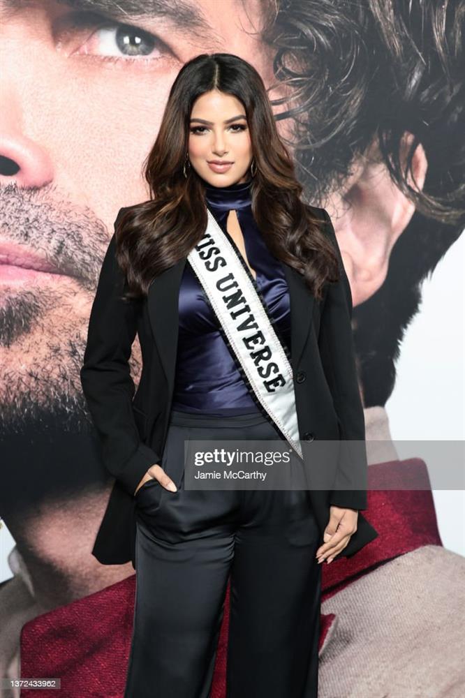 Miss Universe 2022 cứ mải miết diện những kiểu váy áo dìm dáng và lòi hết mỡ thừa-12