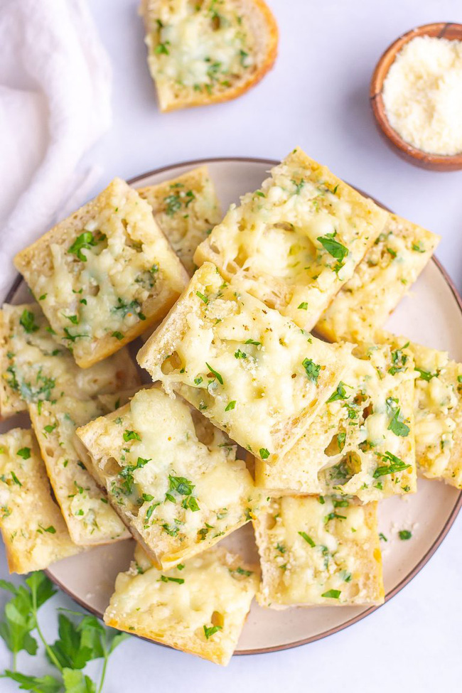 Bánh mì bơ tỏi mà làm thế này thì giòn rụm lại thơm nức, càng ăn càng mê!-5