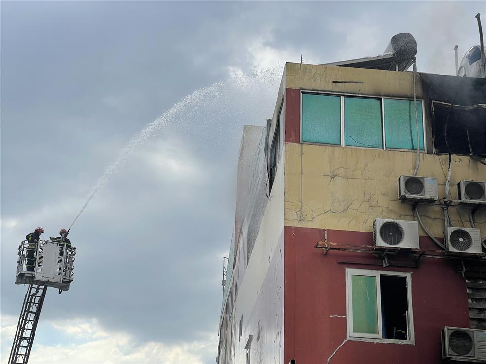 3 người mắc kẹt trong đám cháy nhà cao tầng tại khu phố Tây Sài Gòn-2