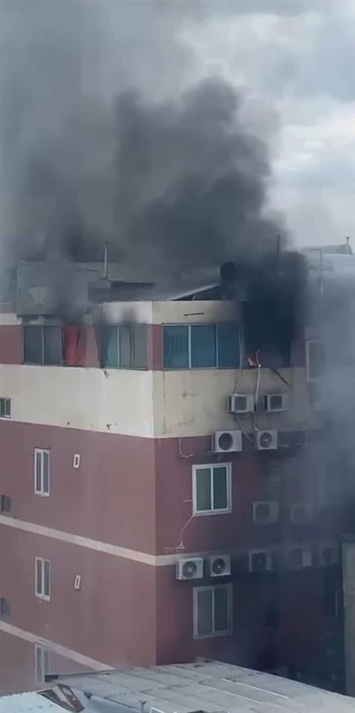 3 người mắc kẹt trong đám cháy nhà cao tầng tại khu phố Tây Sài Gòn-1