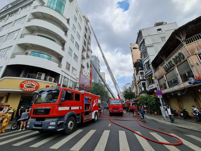 3 người mắc kẹt trong đám cháy nhà cao tầng tại khu phố Tây Sài Gòn-4