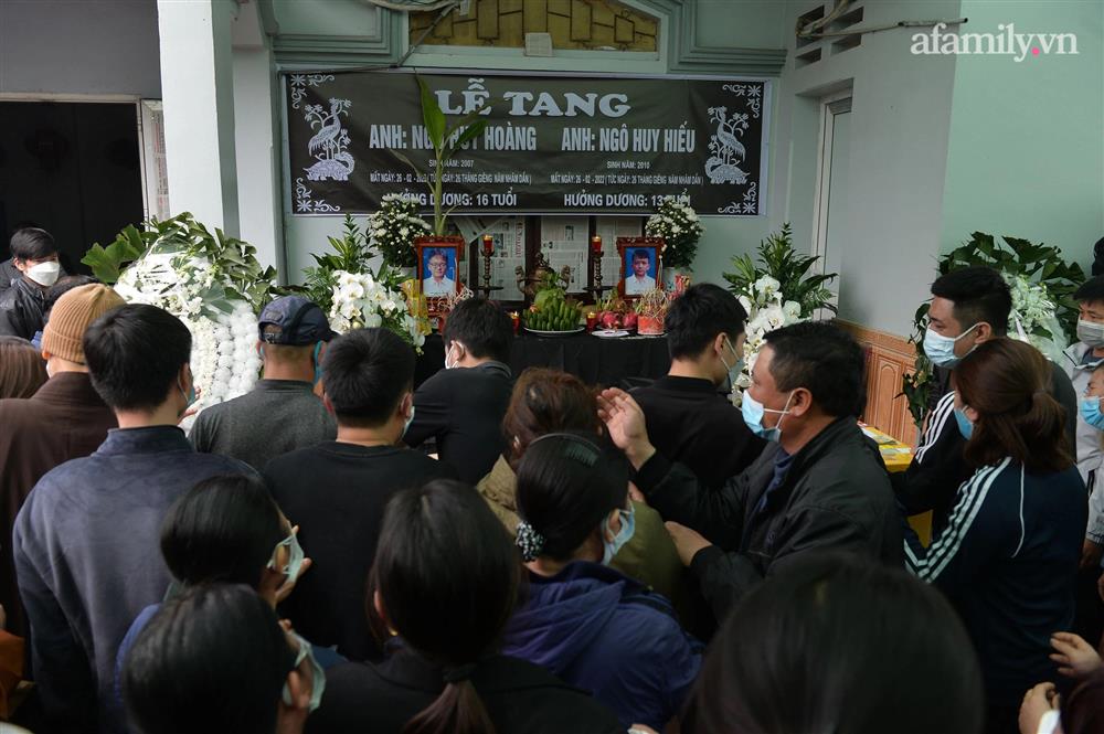 Bé trai 3 tuổi - nạn nhân cuối cùng vừa được tìm thấy trong vụ chìm ca nô ở Hội An: Bố mẹ hiếm muộn gần chục năm mới có, đi du lịch về lại mất con!-2