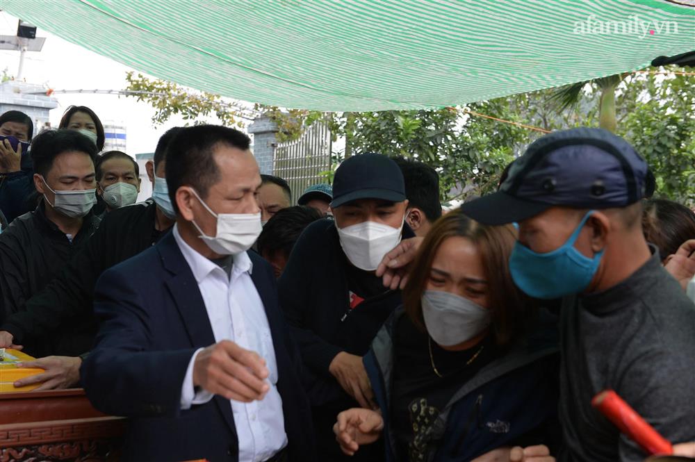 Bé trai 3 tuổi - nạn nhân cuối cùng vừa được tìm thấy trong vụ chìm ca nô ở Hội An: Bố mẹ hiếm muộn gần chục năm mới có, đi du lịch về lại mất con!-4