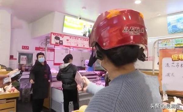 Người phụ nữ đi siêu thị nổi điên khi bị gọi là dì, nhân viên đáp trả một câu khiến cô mất bình tĩnh lao đến xáp lá cà-2