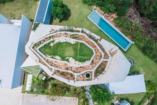 Ngôi nhà lạ lùng bên bờ biển, bốn hướng là cửa, nhìn từ trên như mai rùa