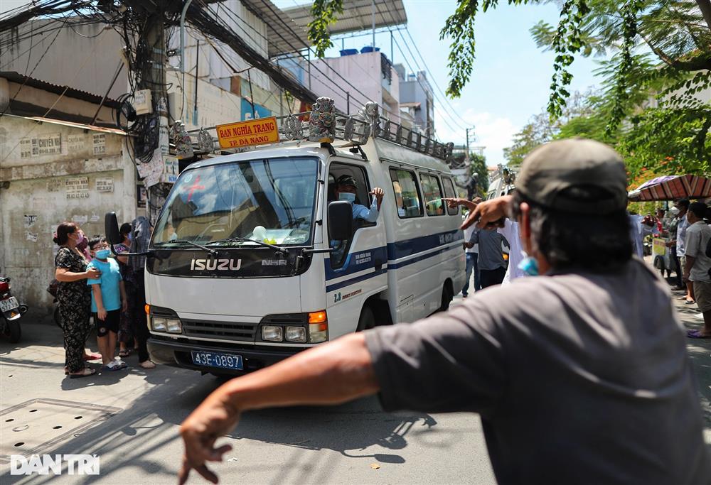 3 đám tang bao trùm xóm nhỏ ở TPHCM sau vụ chìm ca nô tại Hội An-1