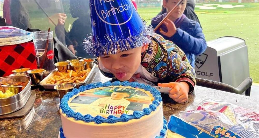 Con trai Đan Trường diện set đồ đắt đỏ trong tiệc sinh nhật 5 tuổi, dân tình tới tấp khen ăn mặc có gu từ bé nhờ 1 chi tiết nhỏ-1