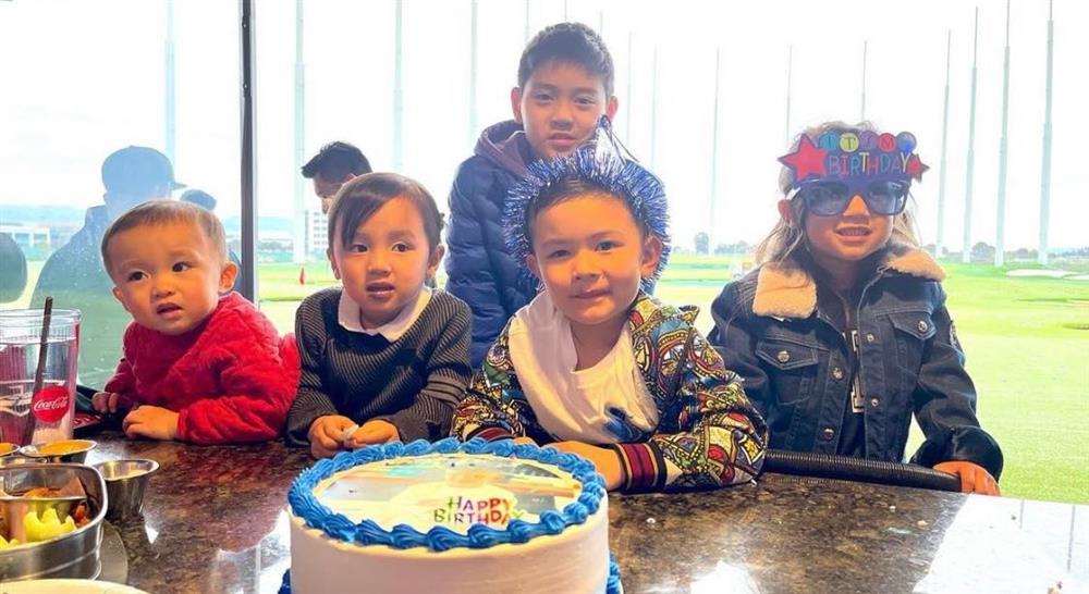 Con trai Đan Trường diện set đồ đắt đỏ trong tiệc sinh nhật 5 tuổi, dân tình tới tấp khen ăn mặc có gu từ bé nhờ 1 chi tiết nhỏ-2