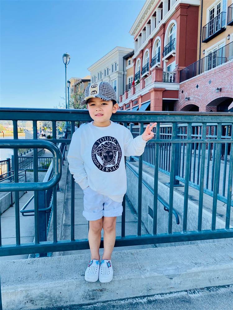 Con trai Đan Trường diện set đồ đắt đỏ trong tiệc sinh nhật 5 tuổi, dân tình tới tấp khen ăn mặc có gu từ bé nhờ 1 chi tiết nhỏ-9