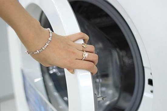 Nên đóng hay mở máy giặt sau khi giặt xong! Giật mình biết đáp án