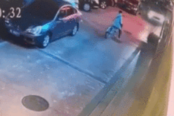 Khoảnh khắc cô gái đi xe đạp tránh kịp ô tô điện mất lái lao lên vỉa hè