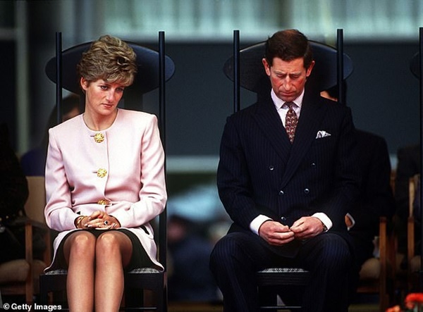 Hai bức ảnh đối lập chứa đựng chi tiết chua chát mà Công nương Diana phải gánh chịu trong tam giác tình yêu-2