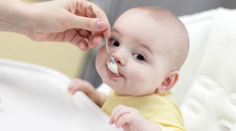 Cho trẻ ăn dặm sớm từ 4 tháng tuổi nên ăn mấy bữa một ngày và cần lưu ý những gì?-1