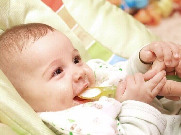 Cho trẻ ăn dặm sớm từ 4 tháng tuổi nên ăn mấy bữa một ngày và cần lưu ý những gì?-3