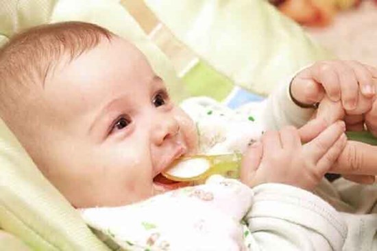 Cho trẻ ăn dặm sớm từ 4 tháng tuổi nên ăn mấy bữa một ngày và cần lưu ý những gì?