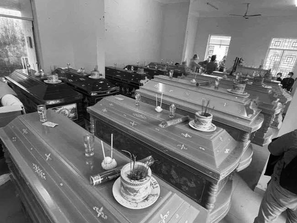 Đau lòng hình ảnh balo còn nguyên bình sữa, đôi dép của bé gái trong vụ lật ca nô-2