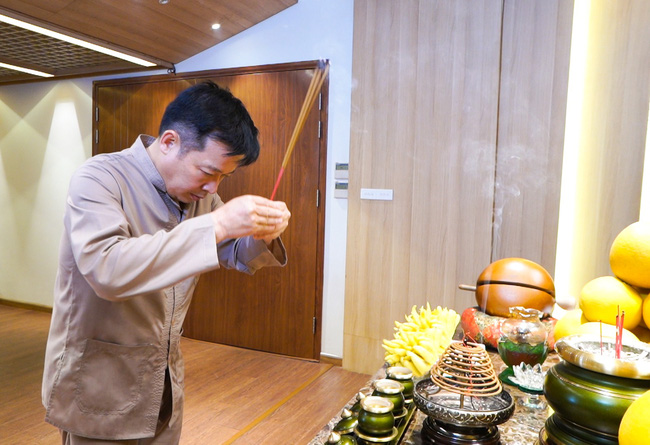 Lời đồn nhìn vào bàn thờ là biết kinh tế, sự chỉn chu của gia chủ, vậy thử đột nhập nhà các Shark xem gian thờ của người giàu và vững sự nghiệp ra sao-2