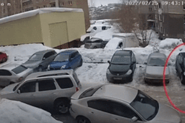 Nữ tài xế lùi xe ủn bay nhiều ôtô, 1 người đi đường suýt mất mạng