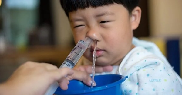 Tự ý rửa mũi, súc họng bằng nước muối nhiều lần mỗi ngày để phòng chống Covid-19: Cảnh báo nhiều nguy cơ rình rập phía sau-3