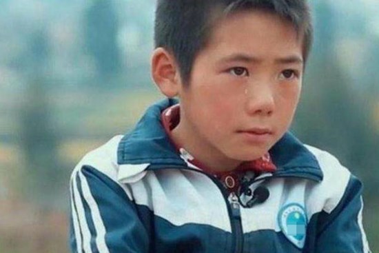 Thấy con trai chỉ thích chơi với ông nội, tôi giận dỗi hỏi tại sao, không ngờ thằng bé nói một câu khiến tôi chết lặng