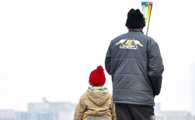 Thấy con trai chỉ thích chơi với ông nội, tôi giận dỗi hỏi tại sao, không ngờ thằng bé nói một câu khiến tôi chết lặng-1