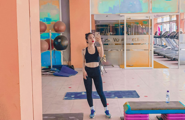 Hot girl đội tuyển nữ Việt Nam khoe cơ bụng săn chắc trong phòng gym khiến hội chị em vô cùng ngưỡng mộ-2