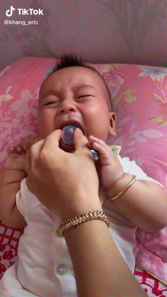 Bé trai khóc nấc, nước mắt giàn giụa vì vỏ thạch kẹt trong miệng, thái độ dửng dưng cười đùa của bố mẹ khiến nhiều người khó hiểu-1