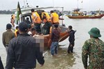 Người thân bé trai 3 tuổi thiệt mạng trong vụ chìm ca nô cúi gập người cảm ơn người dân, chính quyền Hội An-4