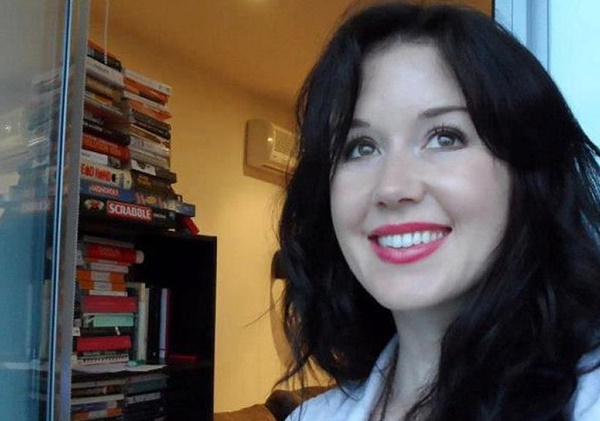 Nữ phóng viên xinh đẹp nổi tiếng biến mất lúc hơn 1h sáng, thi thể bốc mùi dưới ngôi mộ nông tố cáo tội ác của tên biến thái-1