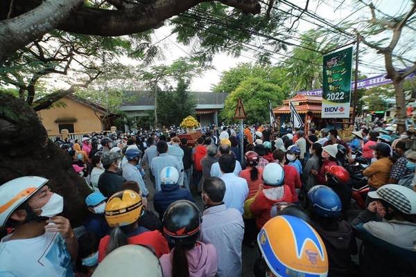 Người thân bé trai 3 tuổi thiệt mạng trong vụ chìm ca nô cúi gập người cảm ơn người dân, chính quyền Hội An-1