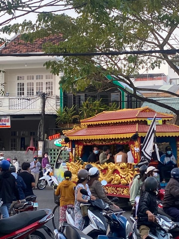 Người thân bé trai 3 tuổi thiệt mạng trong vụ chìm ca nô cúi gập người cảm ơn người dân, chính quyền Hội An-3