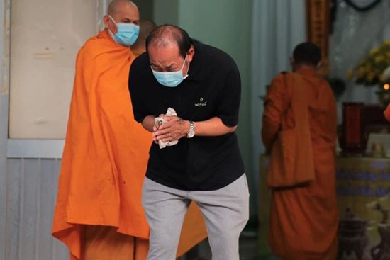 Người thân bé trai 3 tuổi thiệt mạng trong vụ chìm ca nô cúi gập người cảm ơn người dân, chính quyền Hội An