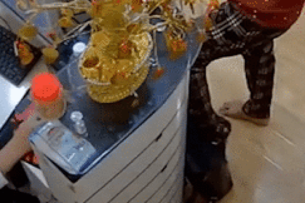Người phụ nữ mua hàng rồi dùng chân trộm ví cực chuyên nghiệp