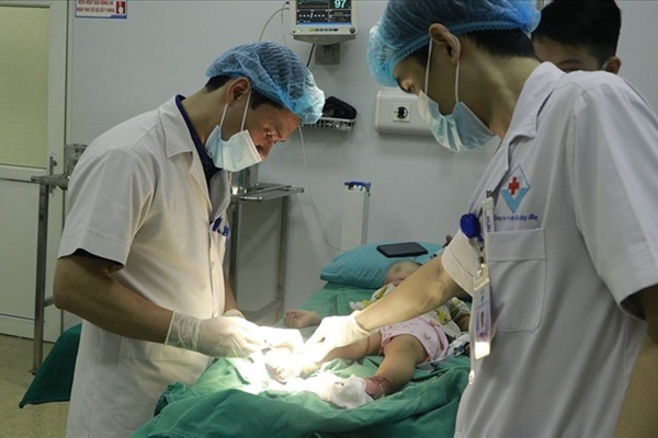 Trẻ F0 không nằm ngửa khi ngủ vì tổn thương phổi, bé có được tắm khi mắc Covid? - Chuyên gia lên tiếng-2