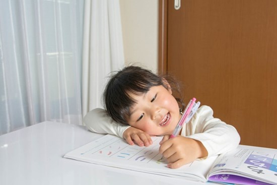 Trẻ thuận tay trái có thông minh hơn trẻ thuận tay phải? Các nhà khoa học đưa ra câu trả lời khác xa với suy nghĩ của mọi người