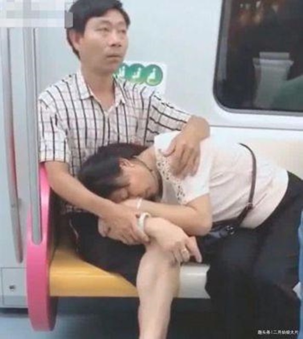 Cặp vợ chồng thể hiện sự ân ái thân mật trên tàu điện, chi tiết phía dưới chân khiến dân mạng xuýt xoa không ngớt-1