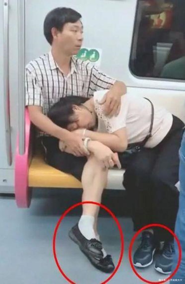 Cặp vợ chồng thể hiện sự ân ái thân mật trên tàu điện, chi tiết phía dưới chân khiến dân mạng xuýt xoa không ngớt-2