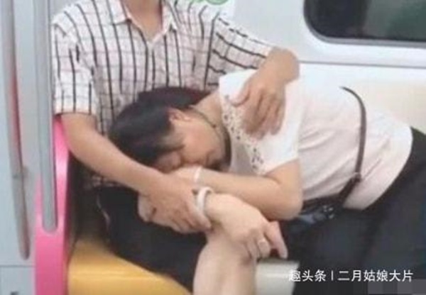 Cặp vợ chồng thể hiện sự ân ái thân mật trên tàu điện, chi tiết phía dưới chân khiến dân mạng xuýt xoa không ngớt-3