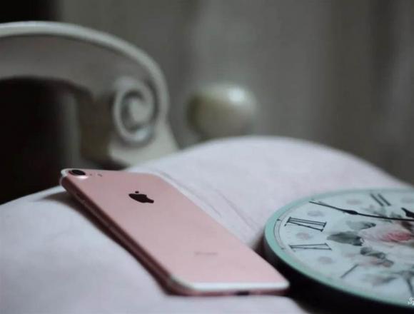 Tại sao màn hình điện thoại phải úp xuống khi đặt trên bàn? Đừng coi thường, để tôi nói cho bạn biết lý do-3