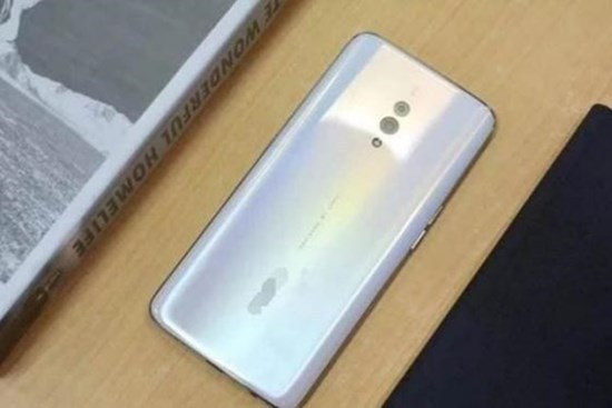 Tại sao màn hình điện thoại phải úp xuống khi đặt trên bàn? Đừng coi thường, để tôi nói cho bạn biết lý do