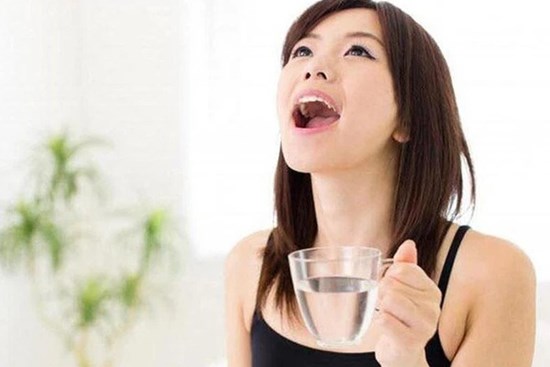 Chuyên gia chỉ cách súc họng đúng giúp ngăn ngừa lây nhiễm COVID-19