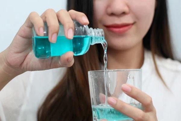 Chuyên gia chỉ cách súc họng đúng giúp ngăn ngừa lây nhiễm COVID-19-2